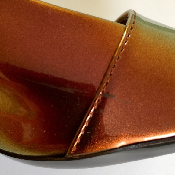 LOUIS VUITTON RUNWAY GOLD/COPPER/GREEN IRIDESCENT PATENT MID-HEEL SANDAL - Picture 15 of 16